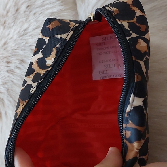 Victoria's secret cheetah makeup bag - Picture 3 of 3